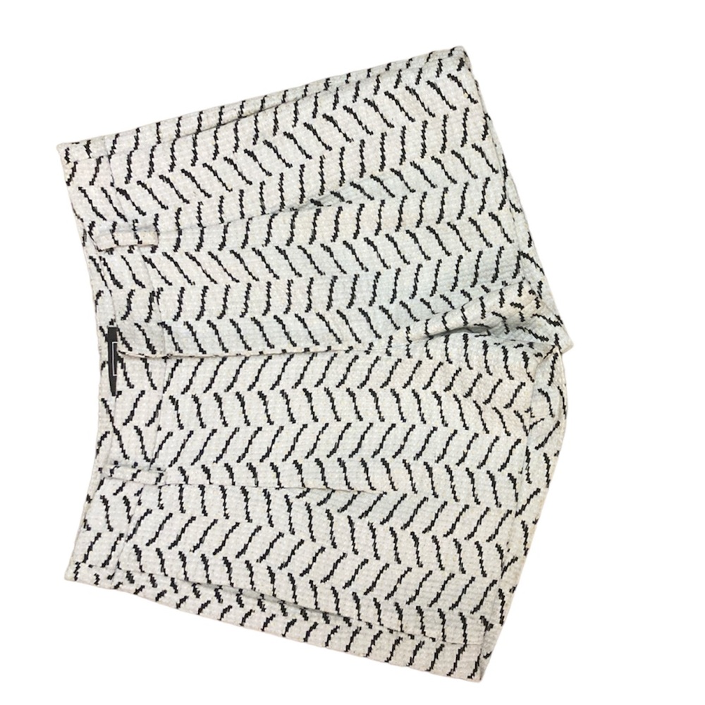AYR Womens Size 0 Textured Shorts White with Black pattern